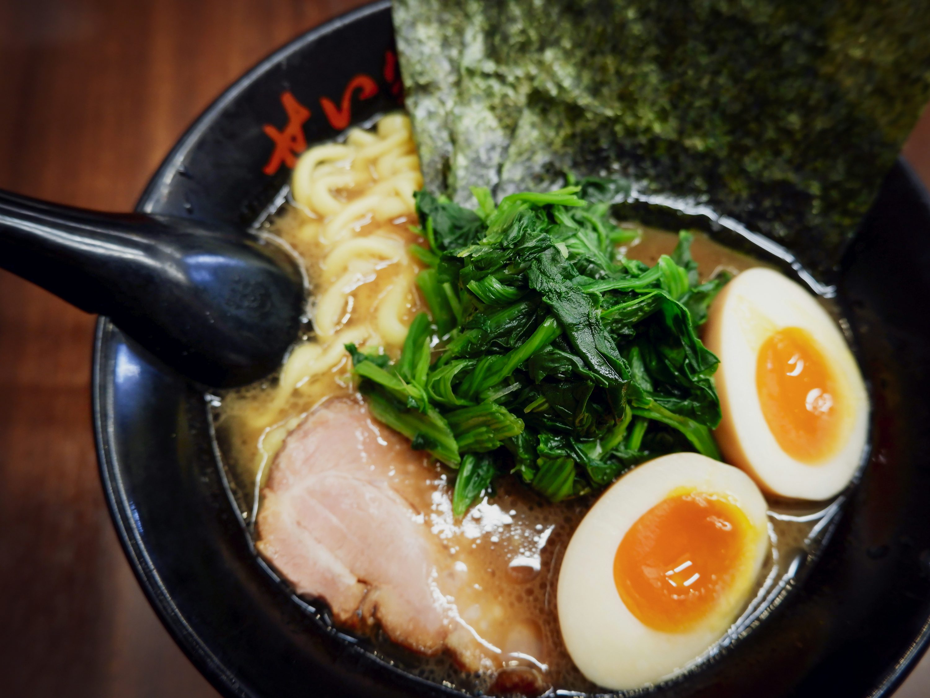 本格的な醤油ラーメン。チャーシュー・ほうれん草・煮卵がのった一杯